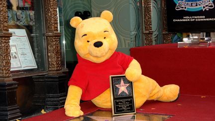 Winnie l'ourson inaugure son étoile&nbsp;sur Hollywood boulevard, en avril 2006, à Los Angeles (Etats-Unis). (MAXPPP)