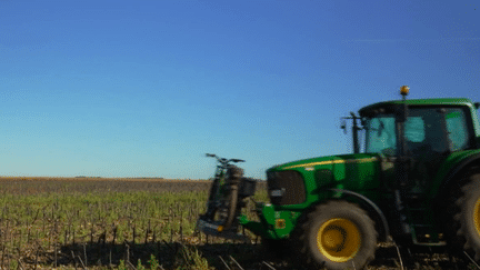 Comment se déplacer de la ferme aux champs de façon pratique, écologique et économique ? En Vendée, deux fils d'agriculteurs ont inventé un porte-vélo adapté à tous les tracteurs.