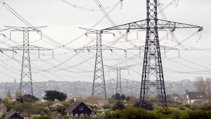 Des lignes &agrave; tr&egrave;s haute tension &agrave; Flamanville (Manche). (MAXPPP)