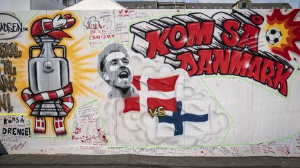 Un portrait de Christian Eriksen a été dessiné sur les murs du "Football Village" de Copenhague, après son malaise cardiaque sur le terrain du stade en plein match. (MADS CLAUS RASMUSSEN / RITZAU SCANPIX / AFP)