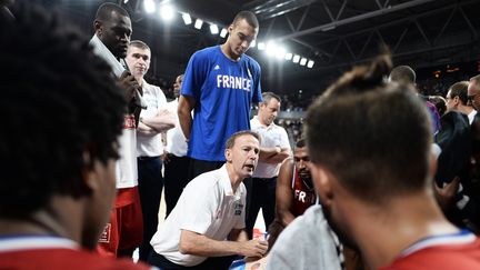 Le s&eacute;lectionneur de l'&eacute;quipe de France, Vincent Collet, donne ses consignes aux joueurs lors d'un match amical contre l'Ukraine &agrave; Nantes (Loire-Atlantique). (JEAN-SEBASTIEN EVRARD / AFP)