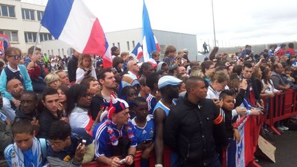 &nbsp; (Entre 300 et 400 supporters des Bleus étaient au Bourget dimanche pour accueillir l'équipe de France de football de retour du Brésil  © Radio France / Rémi Ink)