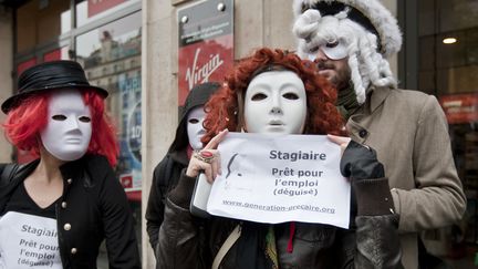 Des membres du collectif de d&eacute;fense des stagiaires "G&eacute;n&eacute;ration Pr&eacute;caire", le 13 novembre 2012. (CITIZENSIDE.COM / AFP)