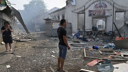 Des magasins détruits après une attaque à la roquette dans la ville ukrainienne de Sloviansk, le 3 juillet 2022.&nbsp; (GENYA SAVILOV / AFP)