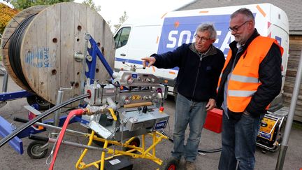 Installation de la fibre très haut débit, en octobre 2016. (JULIO PELAEZ / MAXPPP)