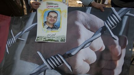 Des Palestiniens manifestent devant la prison isra&eacute;lienne de&nbsp;Massiyahu, &agrave; Ramla (Isra&euml;l), pour soutenir les prisonniers palestiniens en gr&egrave;ve de la faim, le 3 mai 2012. (AHMAD GHARABLI / AFP)