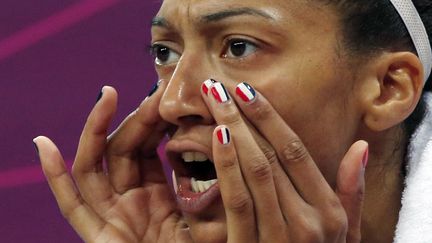 La basketteuse fran&ccedil;aise Emmeline Ndongue avec les ongles aux couleurs de la France lors du match contre l'Australie le 30 juillet. (MIKE SEGAR / REUTERS)