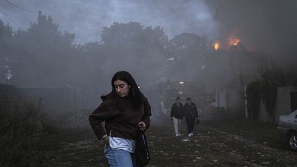 Un incendie endommage une maison après une frappe russe, le 10 septembre 2022, à Kharkiv (Ukraine). (METIN AKTAS / ANADOLU AGENCY / AFP)