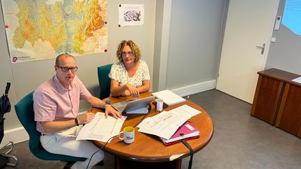 Richard Commeau, proviseur du lycée&nbsp;Ambroise-Brugière de Clermont-Ferrand (Puy-de-Dôme) et&nbsp;Ghislaine Mege, proviseur adjointe, travaillent sur la finalisation des emplois du temps, le 15 juin 2022. (GUILLEMETTE JEANNOT / FRANCEINFO)