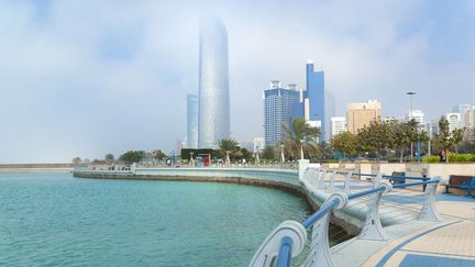 Moins peuplée que Dubaï, la plus grande ville des Emirats, la capitale Abou Dhabi, a vu tripler sa population depuis le recensement de 2005 et compte aujourd'hui 1,6 million d'habitants. Les niveaux de microparticules dans l'atmosphère de la ville – de nombreux capteurs y ont été installés – ont eux aussi augmenté dégradant la qualité de l'air à grands pas avec un taux un peu plus de six fois supérieur à celui préconisé par l'OMS.  (HENGLEIN AND STEETS / CULTURA CREATIVE / AFP)