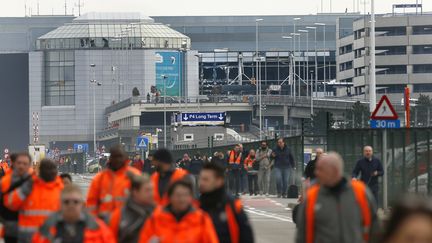 Les gens fuient après les attentats commis à l'aéroport de Bruxelles, mardi 22 mars. (FRANCOIS LENOIR / REUTERS)