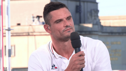 Invité sur le plateau du 20 Heures lundi 5 août, Florent Manaudou est revenu sur ses médailles de bronze et sur la montée en puissance de l’équipe de natation. (France 2)