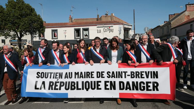 More than 2,000 people took part in the march as a sign of solidarity with Yannick Morez, resigning mayor in Saint-Brevin-les-Pins (Loire-Atlantique) on May 24, 2023 (LIONEL LE SAUX / MAXPPP)