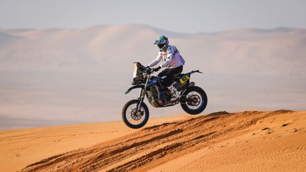 Adrien Van Beveren&nbsp;(Yamaha) lors de la troisième étape du Dakar 2022 autour d'Al Qaisumah, le 4 janvier 2022 (FLORENT GOODEN / DPPI via AFP)