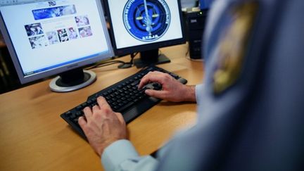 Un gendarme contrôle un site sensible au département de surveillance internet de Rosny-sous-Bois (2007) (PHOTO THOMAS COEX - AFP.)