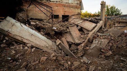 Un bâtiment endommagé à Kostiantynivka, dans l'est de l'Ukraine, le 27 septembre 2024. (VINCENZO CIRCOSTA / ANADOLU / AFP)