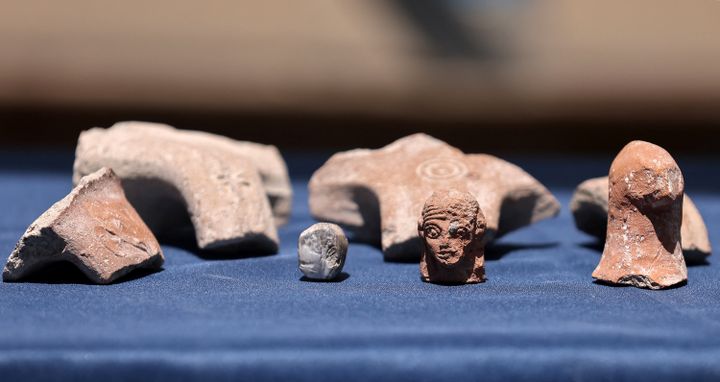 Des artefacts retrouvés pendant les fouilles menées par la "Israel Antiquities Authority" sur le site du parc national de la Cité de David (EMMANUEL DUNAND / AFP)