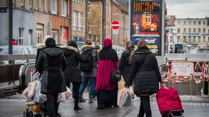 &nbsp; (La population dans une rue de Molenkeek le 17 novembre 2015©MAXPPP)