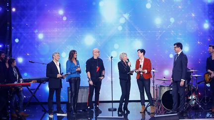 Les présentateurs Nagui et Sophie Davant, les chanteurs Pascal Obispo et Zazie et&nbsp;Laurence Tiennot-Herment, présidente de l'AFM-Téléthon, le 7 décembre 2018 à Paris pour la 32e édition du Téléthon. (CHRISTOPHE RUSSEIL / FRANCE TELEVISIONS / AFP)