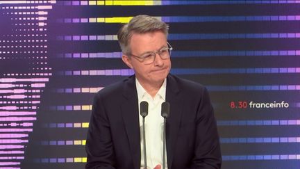 Dominique Schelcher,&nbsp;président du groupe Système U,&nbsp;était l'invité du 8h30 franceinfo,&nbsp;mardi 22&nbsp;novembre 2022.&nbsp;Inflation, sobriété énergétique, Noël... Il répondait aux questions de&nbsp;Marc Fauvelle et Salhia Brakhlia. (FRANCEINFO / RADIOFRANCE)