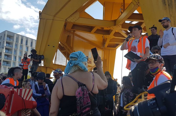 Une amie de Steve Maia Caniço prend la parole lors de la marche en mémoire du jeune homme, le 21 juin 2020 à Nantes (Loire-Atlantique). (FABIEN MAGNENOU / FRANCEINFO)