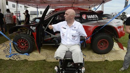 L'aventurier quadri-amputé Philippe Croizon pose devant son véhicule, avant le départ du Dakar 2017, le 30 décembre 2016, au Paraguay.&nbsp; (ERIC VARGIOLU / E.V.A. / AFP)