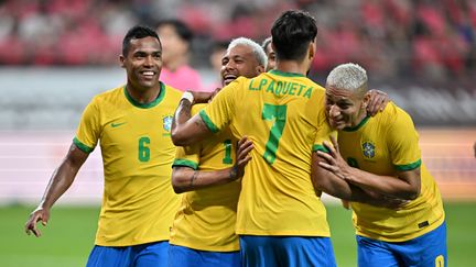 Neymar et ses coéquipiers brésiliens célèbrent un but contre la Corée du Sud en juin 2022. (JUNG YEON-JE / AFP)