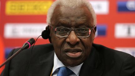 Lamine Diack, ancien&nbsp;patron de l'athlétisme mondial, à Pékin (Chine), le 30 août 2015. (MICHAEL KAPPELER / DPA / AFP)