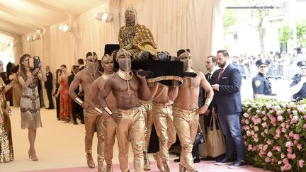 Une entrée sur scène plus que royale. Le chanteur et acteur de Pose Billy Porter a défilé porté par pas moins de six hommes,&nbsp;vêtu d'une tenue intégralement dorée.&nbsp;&nbsp; (EVAN AGOSTINI / AP / SIPA)