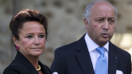 Marie-France Marchand-Baylet et son compagnon Laurent Fabius, alors ministre des Affaires étrangères, le 28 août 2015 à La Celle-Saint-Cloud (Hauts-de-Seine).&nbsp; (KENZO TRIBOUILLARD / AFP)