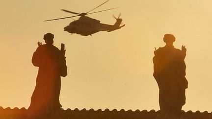 L'h&eacute;licopt&egrave;re transportant le pape Beno&icirc;t XVI vers sa r&eacute;sidence de Castel Gandolfo survole la place Saint-Pierre &agrave; Rome (Italie), le 28 f&eacute;vrier 2013. (ALBERTO PIZZOLI / AFP)