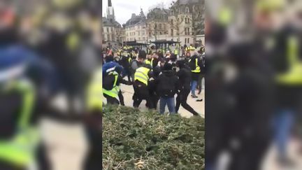 Une&nbsp;équipe de LCI a&nbsp;été rouée de coups lors de la manifestation des "gilets jaunes" à Rouen (Seine-Maritime), le 12&nbsp;janvier&nbsp;2019. (PARIS NORMANDIE / TWITTER)