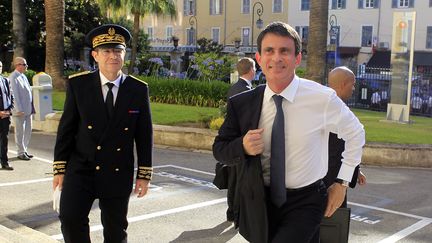 Manuel Valls à son arrivée à la préfecture d'Ajaccio, en Corse, le 4 juillet 2016. (PASCAL POCHARD-CASABIANCA / AFP)