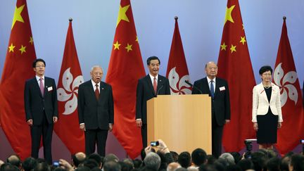 Le 1er octobre est un jour particulier pour les manifestants. C'est la f&ecirc;te nationale chinoise, f&ecirc;t&eacute;e en grandes pompes par les dirigeants de Hong Kong, comme Leung Chun-ying (au centre), chef de l'ex&eacute;cutif. (BOBBY YIP / REUTERS)