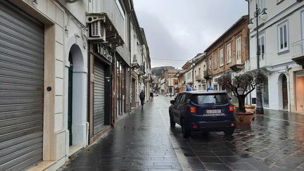 Un commerce sur deux a baissé définitivement son rideau, est à louer ou à vendre dans la rue principale de Vibo Valentia où patrouillent les carabiniers. (BRUCE DE GALZAIN / RADIO FRANCE)