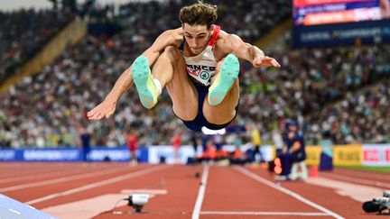 D'abord quatrième du concours du saut en longueur, Jules Pommery&nbsp;a&nbsp;dû patienter avant de goûter&nbsp;à son premier podium international, le 16 août 2022.&nbsp;Le déclassement (planche mordue) du Britannique&nbsp;Jacob Fincham-Dukes a finalement&nbsp;octroyé&nbsp;au Français la médaille de bronze. (ANDREJ ISAKOVIC / AFP)