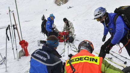 Des gendarmes de haute montagne et un médecin interviennent en montagne, en février 2017.&nbsp; (PHILIPPE DESMAZES / AFP)