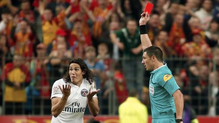 L'arbitre Nicolas Rainville d&eacute;livre un carton rouge &agrave; Edinson Cavani, lors de la rencontre entre le PSG et le RC Lens, au Stade de France, vendredi 17 octobre 2014.&nbsp; ( CHARLES PLATIAU / REUTERS)