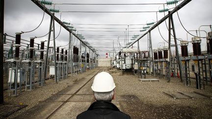 Un employé de RTE au poste électrique de Portet-Saint-Simon (Haute-Garonne), le 4 avril 2013. (FREDERIC SCHEIBER / HANS LUCAS / AFP)