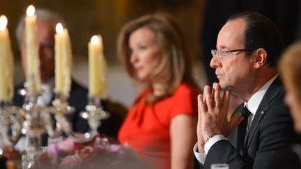 Fran&ccedil;ois Hollande et Val&eacute;rie Trierweiler d&icirc;nent &agrave; l'occasion d'une visite d'Etat du pr&eacute;sident polonais en France, le 7 mai 2013, &agrave; l'Elys&eacute;e, &agrave; Paris.&nbsp; (CHRISTOPHE GUIBBAUD / SIPA)