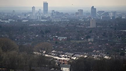 Depuis Oldham, vue sur les tours, au loin, de Manchester. (OLI SCARFF / AFP)