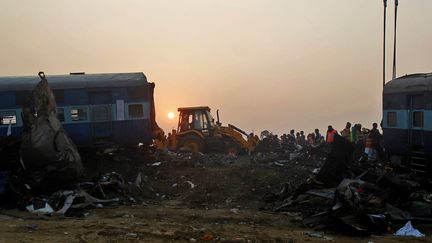 Des sauveteurs exporent la carcasse d'un train accidenté à Pukhrayan, dans le nord de l'Inde, le 21 novembre 2016. (JITENDRA PRAKASH / REUTERS)