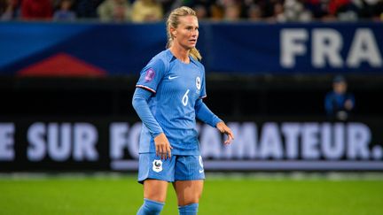 Amandine Henry avec les Bleues lors de la victoire en Ligue des nations contre le Portugal, à Valenciennes, le 22 septembre 2023. (MELANIE LAURENT / AFP)