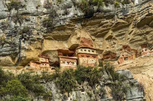 le mausolée de Revash , prodige des Chachapoyas, bâti sans doute au xive siècle. (Géo Jordi Busque)