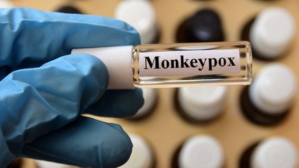 Un vaccin contre la variole du singe est utilisé par un soignant à Clonas (Isère), le 30 mai 2022. (ROMAIN DOUCELIN / HANS LUCAS / AFP)