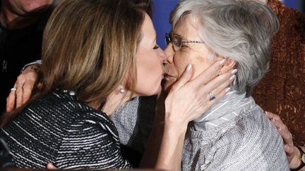 La candidate aux primaires r&eacute;publicaines Michele Bachmann (G) embrasse sa m&egrave;re apr&egrave;s avoir annonc&eacute; qu'elle se retirait de la course &agrave; Des Moines (Iowa), le 4 janvier 2012. (RICK WILKING / REUTERS)