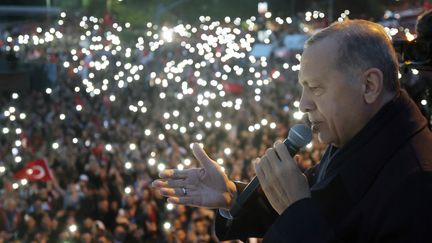 Le président turc Recep Tayyip Erdogan s'adresse à ses partisans, le 28 mai 2023 à Istanbul. (MURAT CETIN MUHURDAR / TURKISH PRESIDENTIAL PRESS SERVICE / AFP)