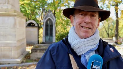 Thierry Le Roi, guide au cimetière du Père Lachaise, en 2021.- (QUENTIN LHUI / RADIO FRANCE)
