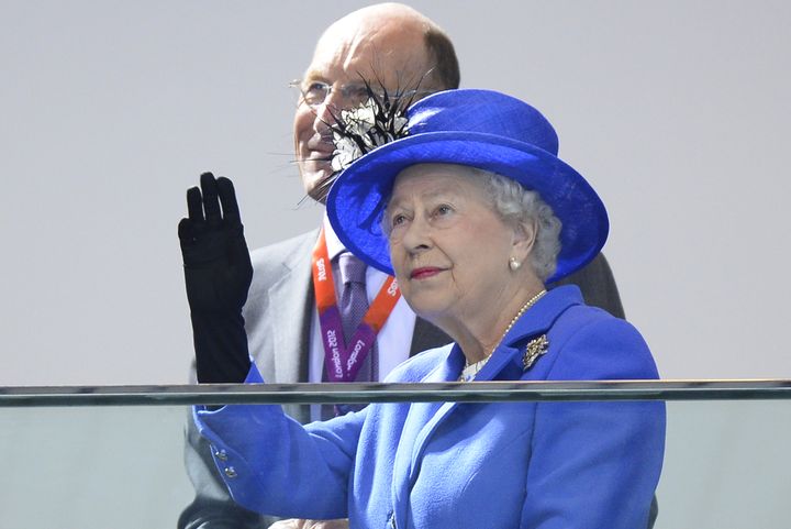 La reine Elizabeth II assiste aux comp&eacute;titions de natation lors des Jeux olympiques de Londres, le 28 juillet 2012. (LEON NEAL / AFP)