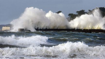 &nbsp; (La houle déferle sur le petit port de Lomener dans le Morbihan (archives) © MaxPPP)